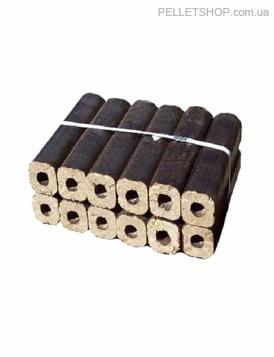 Zwarte ułożenie brykietu drzewnego RUF z otworem, spiętego białym sznurkiem, na jasnym tle.