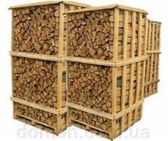 Ułożone w drewnianych skrzyniach pocięte kawałki drewna na paletach, gotowe do transportu lub składowania.