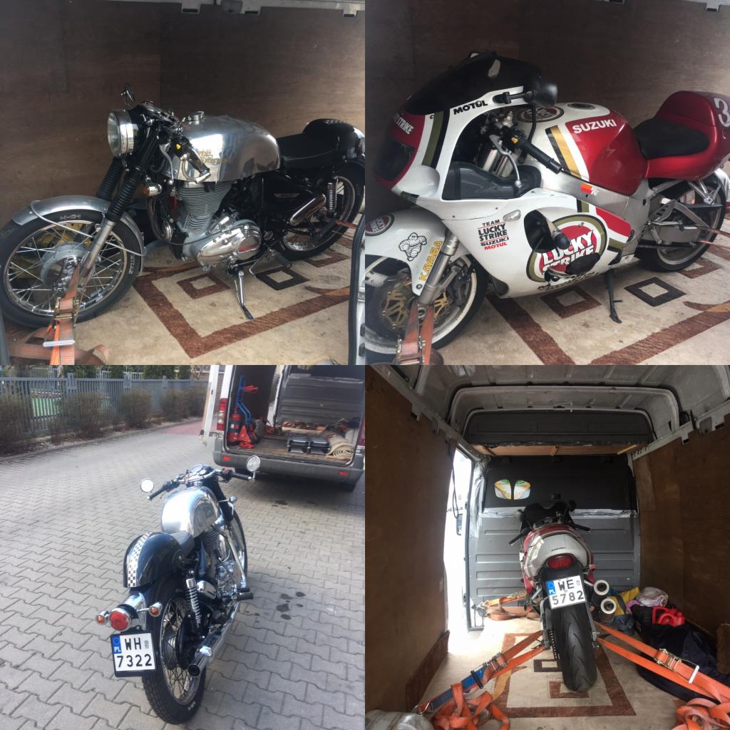 Mozaika zdjęć przedstawia transport motocykli w furgonetce: dwa motocykle zabezpieczone pasami wewnątrz pojazdu, widok motocykla na zewnątrz furgonetki z otwartymi drzwiami.