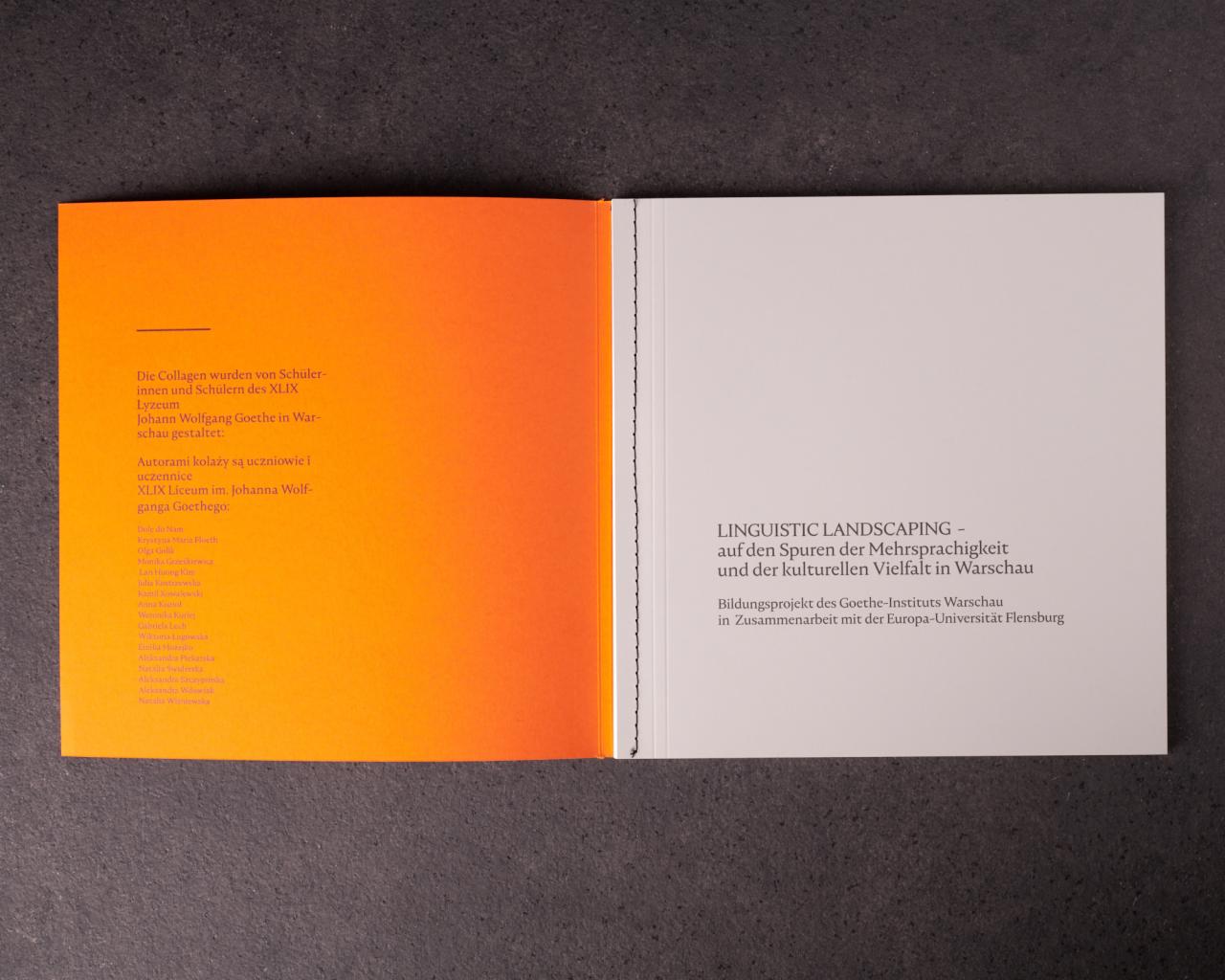 Otwarta broszura z pomarańczową i białą stroną, prezentująca tekst w języku niemieckim i polskim o projekcie językowym w Warszawie, z listą nazwisk uczniów.