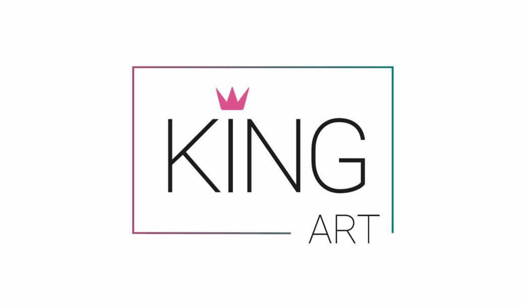 Logo firmy King Art: czarny napis z różową koroną w prostokątnej, gradientowej ramce (róż-turkus) na białym tle.