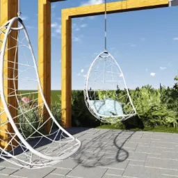 Dwie białe, ażurowe huśtawki wiszące typu kokon na tle zieleni i błękitnego nieba, ustawione na szarym brukowanym patio pod drewnianą pergolą. Jedna huśtawka z poduszkami w środku.