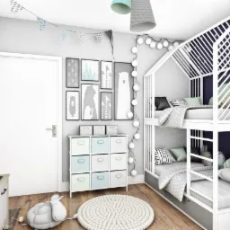 Pokój dziecięcy z białym łóżkiem piętrowym w kształcie domku, pluszową owcą i mini-kuchnią, utrzymany w szaro-białej kolorystyce z akcentami pastelowych błękitów i zieleni.