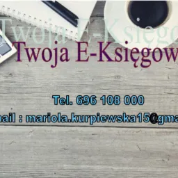 Biurko z kalkulatorem, notatnikiem, długopisem, filiżanką kawy i smartfonem, na tle drewnianych desek. Reklama firmy 'Twoja E-Księgowa' z numerem telefonu i adresem e-mail.