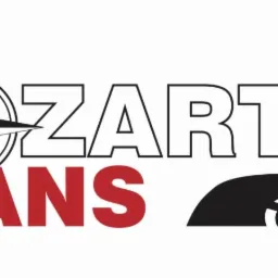 Logo firmy transportowej Mozart Trans z czarną rozetą kompasu wkomponowaną w nazwę i stylizowaną czarną drogą po prawej stronie.