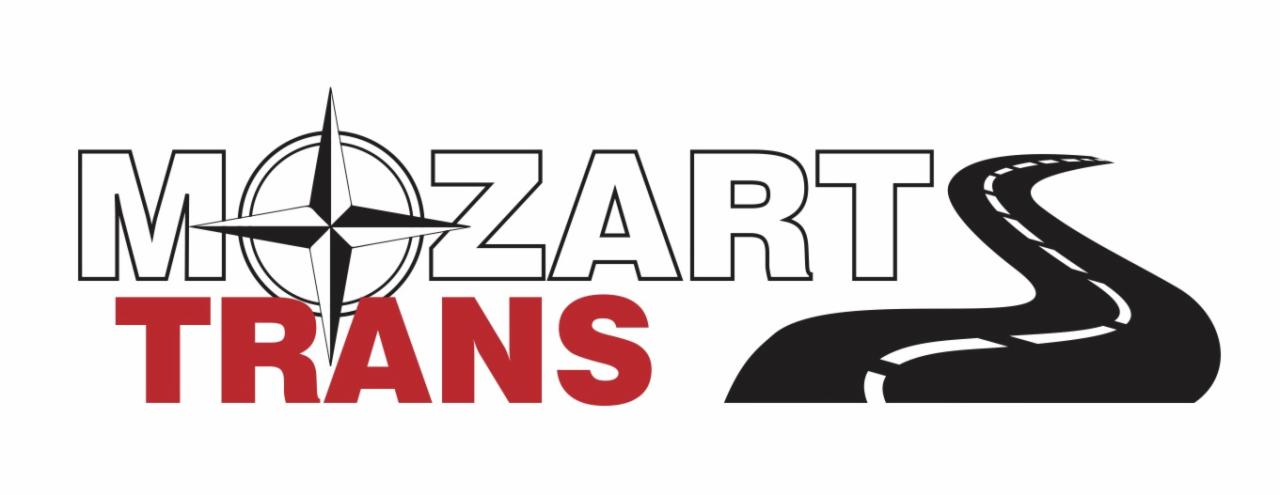 Logo firmy transportowej Mozart Trans z czarną rozetą kompasu wkomponowaną w nazwę i stylizowaną czarną drogą po prawej stronie.