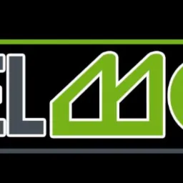 Logo firmy IntelMont z napisem w kolorach szarym i zielonym, z elementem graficznym w kształcie domu wkomponowanym w literę M, umieszczone na czarnym tle z dwiema poziomymi liniami: zieloną u góry...