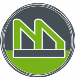 Logo firmy z Wisły w okrągłej ramie, przedstawiające stylizowaną konstrukcję w kolorach szarości i zieleni.