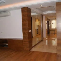 Zabudowa holu , drzwi i szafy połączenie orzecha amerykańskiego z lakierami w połysku