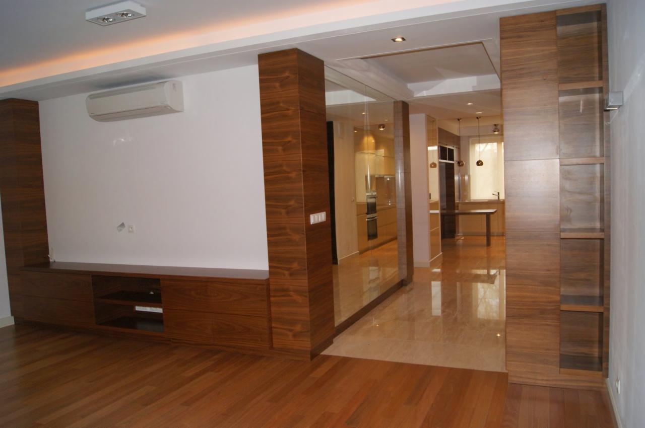 Zabudowa holu , drzwi i szafy połączenie orzecha amerykańskiego z lakierami w połysku