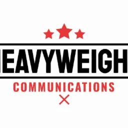 Czarno-czerwone logo firmy Heavyweight Communications z trzema czerwonymi gwiazdami nad nazwą.