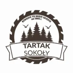 Logo firmy Tartak Sokoły przedstawiające stylizowany rysunek drzew iglastych i ptaków wkomponowany w kształt piły tarczowej.