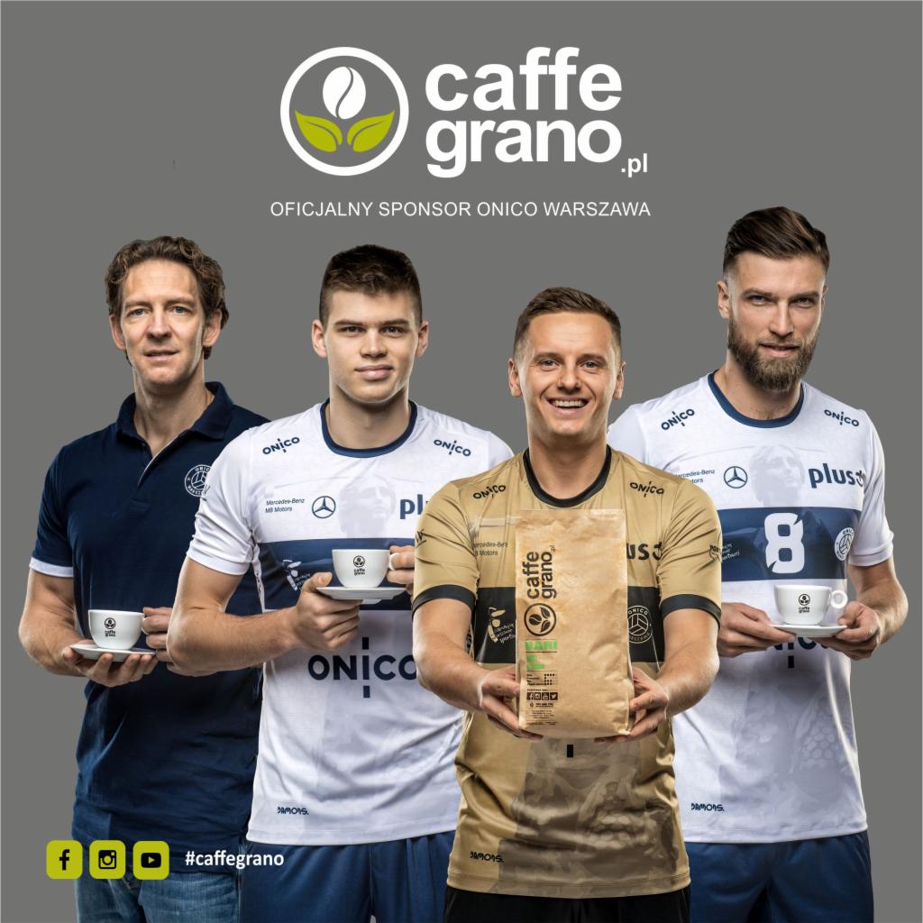 Czterech mężczyzn w koszulkach Onico Warszawa pozuje z kawą Caffe Grano, jeden trzyma paczkę kawy, pozostali trzymają filiżanki z kawą, logo Caffe Grano i hasztag #caffegrano