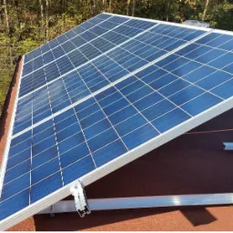 Montaż paneli na dachu płaskim na konstrukcji wsporczej