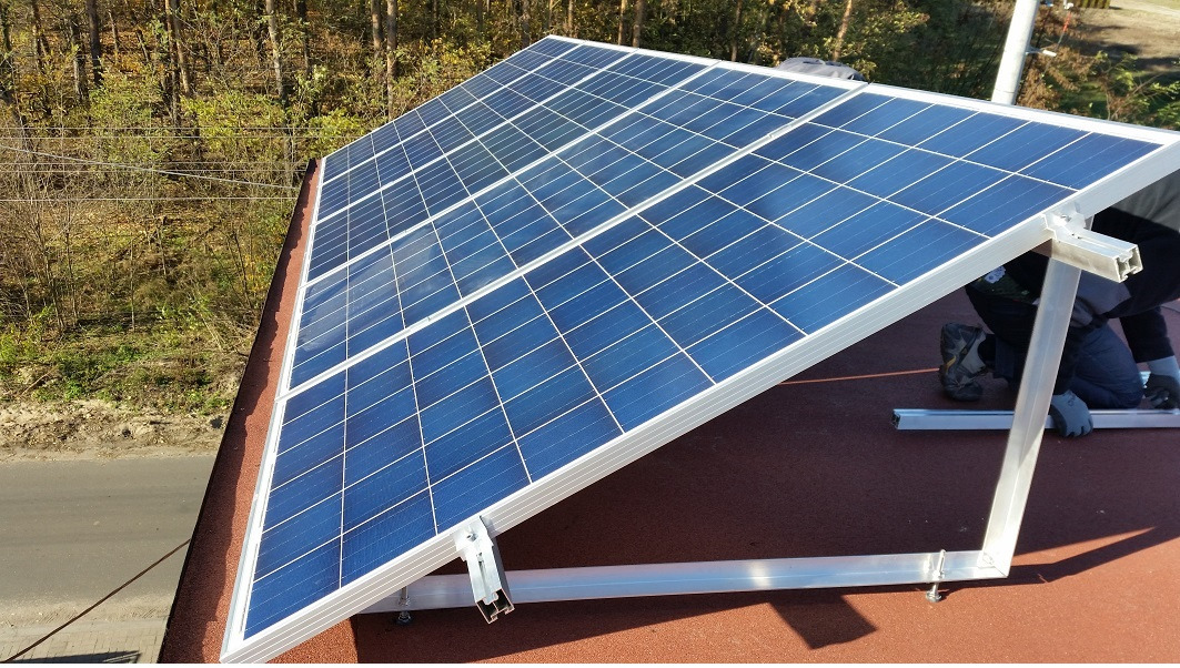 Montaż paneli na dachu płaskim na konstrukcji wsporczej