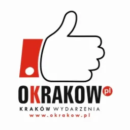 Logo serwisu OKRAKOW.pl z symbolem kciuka w górę, promującego wydarzenia w Krakowie. Czerwony element graficzny i czarny napis na białym tle.