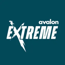Białe logo 'Avalon Extreme' na ciemnoturkusowym tle, stylizowane na dynamiczne i nowoczesne.
