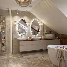 STUDIO INDYWIDUALNYCH INSPIRACJI ARTbis DESIGN Projekty Wnętrz i Elewacji Joanna Wal - Elegancka łazienka na poddaszu z owalnymi lustrami z podświetleniem LED, wolnostojącą wanną z płatkami róż i złotymi akcentami. Luksusowe wykończenie.