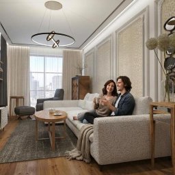 STUDIO INDYWIDUALNYCH INSPIRACJI ARTbis DESIGN Projekty Wnętrz i Elewacji Joanna Wal - Stylowy salon z parą na sofie, nowoczesne oświetlenie i dekoracyjna ściana z lustrami. Telewizor z motywem tenisowym, drewniana podłoga i dywan w odcieniach szarości.