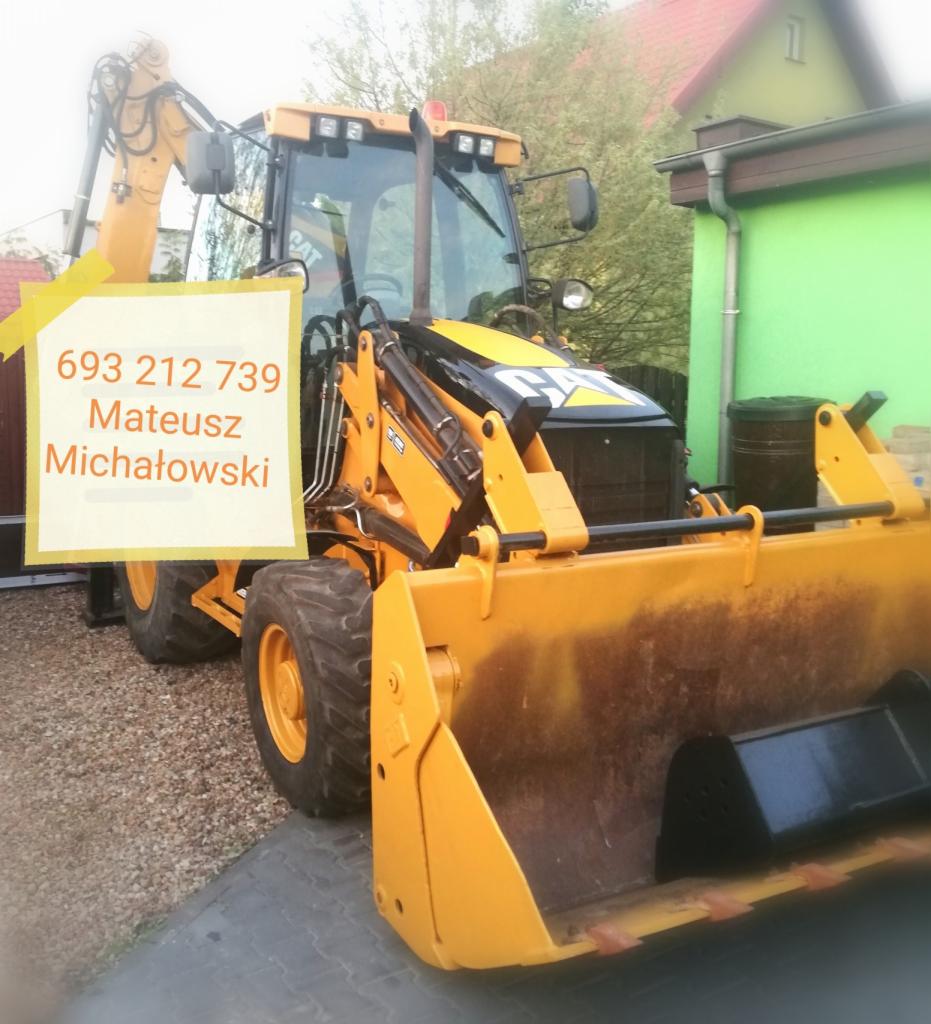 Żółta koparko-ładowarka CAT na tle zielonego budynku i drzew, z kartką z numerem telefonu i imieniem Mateusz Michałowski.