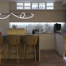 Archizone Studio Projektowe - Nowoczesna kuchnia z marmurowym blatem, złotymi hokerami i designerską lampą. Schody z podświetleniem. Eleganckie wykończenie, ciepłe oświetlenie.