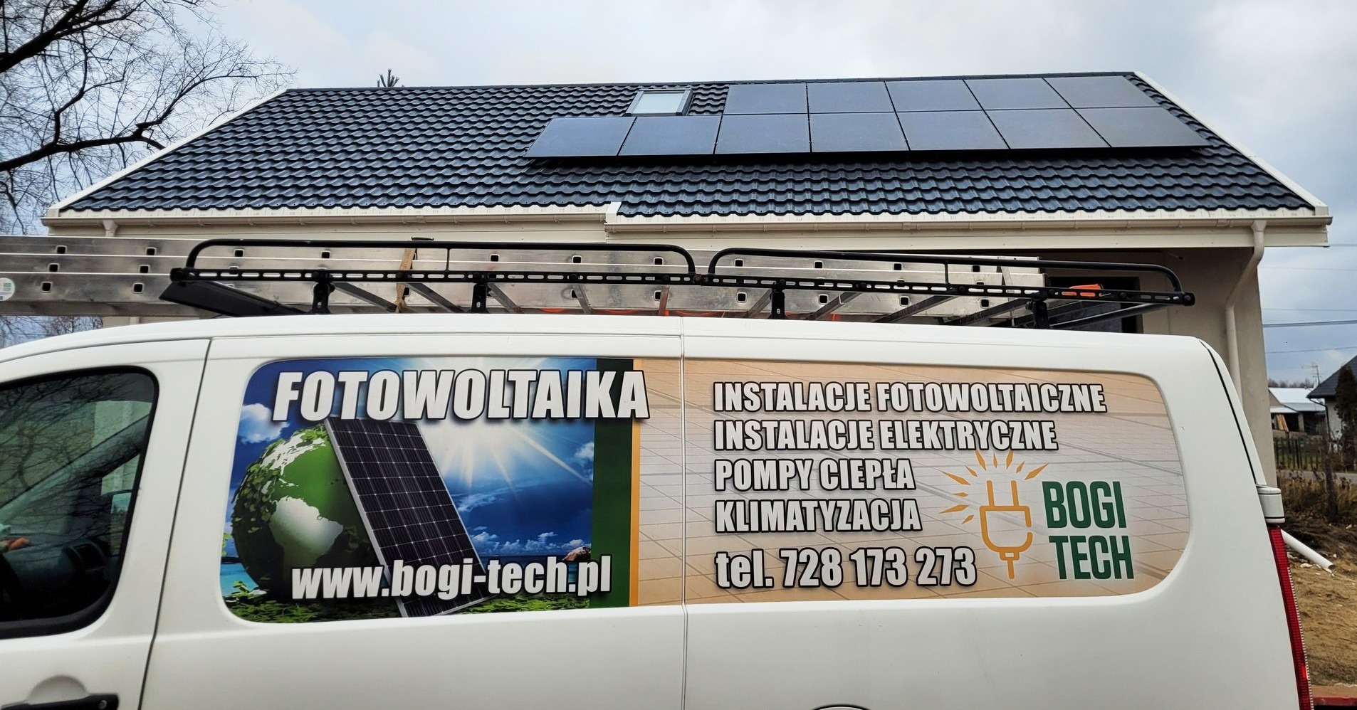 Biały samochód firmowy z reklamą instalacji paneli słonecznych na tle domu z panelami na dachu, drabina oparta o dach.