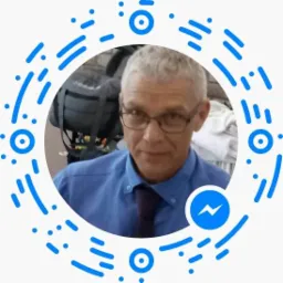 Mężczyzna w okularach i niebieskiej koszuli, w otoczeniu graficznych elementów. W tle widoczny sprzęt, prawdopodobnie torba lub plecak.