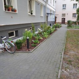 Weeding the garden - Solidny Architekt Krajobrazu Garwolin