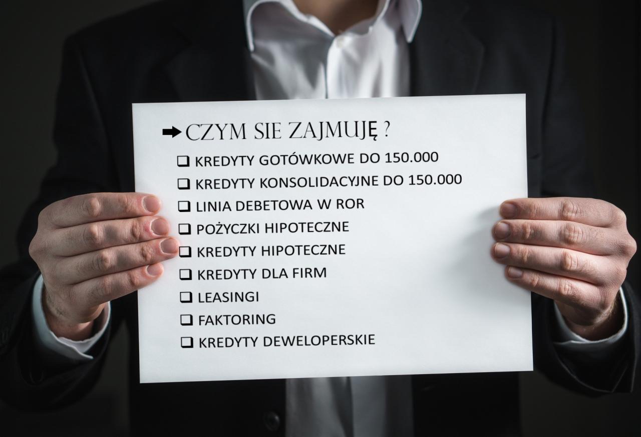 Mężczyzna w garniturze trzymający kartkę z listą oferowanych usług finansowych, w tym kredytów gotówkowych, konsolidacyjnych, hipotecznych, dla firm, leasingu i faktoringu.