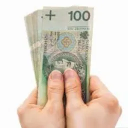 Dłonie trzymające plik banknotów 100 zł na białym tle.