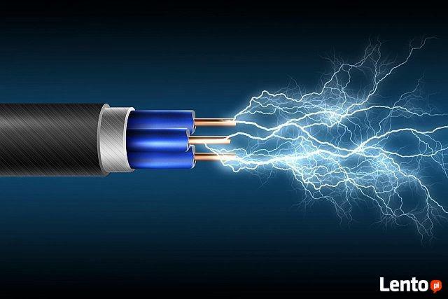 Kabel elektryczny z trzema żyłami i wyładowaniami elektrycznymi na ciemnoniebieskim tle.