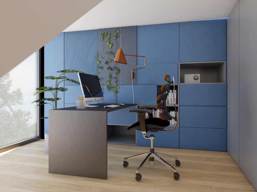 Nowoczesny pokój biurowy z biurkiem, ergonomicznym krzesłem i niebieską ścianą z modułowymi szafkami, oświetlony lampką biurkową i naturalnym światłem z okna.