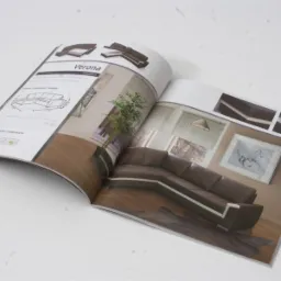 Otwarta strona katalogu meblowego prezentująca brązowy narożnik Verona w nowoczesnym wnętrzu z drewnianą podłogą, rośliną doniczkową i obrazem z koniem na ścianie.