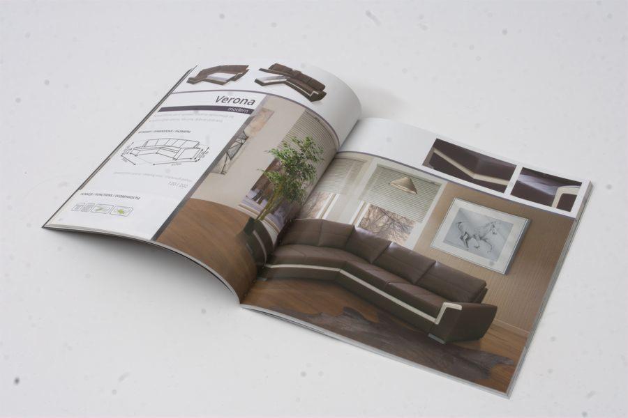 Otwarta strona katalogu meblowego prezentująca brązowy narożnik Verona w nowoczesnym wnętrzu z drewnianą podłogą, rośliną doniczkową i obrazem z koniem na ścianie.