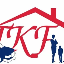 Grafika wektorowa przedstawiająca logo firmy z czerwonym dachem domu nad napisem 'TKF', niebieskim samochodem z przodu i sylwetkami rodziny po prawej stronie.
