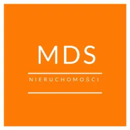 Logo firmy MDS Nieruchomości w Pruszczu Gdańskim na pomarańczowym tle, z białym napisem i liniami.