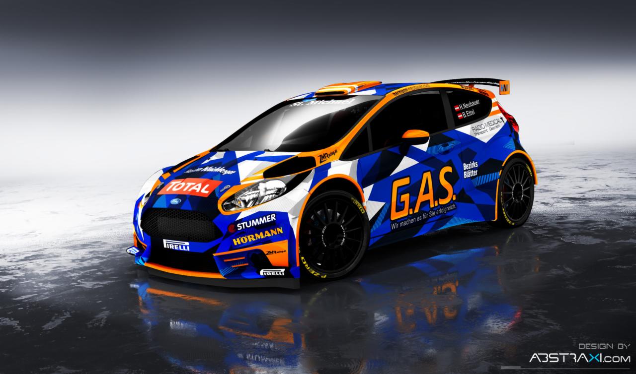 Ford Fiesta rajdowa z niebiesko-pomarańczowym wzorem geometrycznym, licznymi sponsorami i oznaczeniami, zaparkowana na mokrej powierzchni