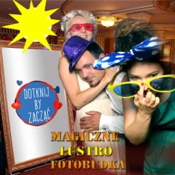 Trzy osoby pozują do zdjęcia w fotobudce z lustrem, nosząc zabawne rekwizyty: duże okulary, kapelusz i kokardę. Na lustrze napis 'Dotknij by zacząć' i 'Magiczne lustro fotobudka'.