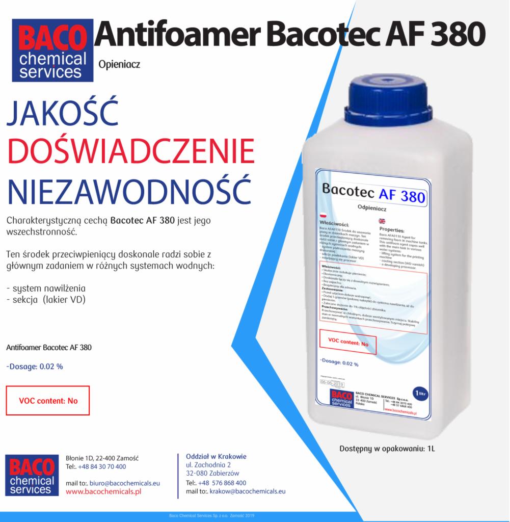 Biała, plastikowa butelka z niebieską nakrętką zawierająca środek przeciwpieniący Bacotec AF 380, prezentowana na białym tle z informacjami o produkcie, właściwościach i danych kontaktowych...