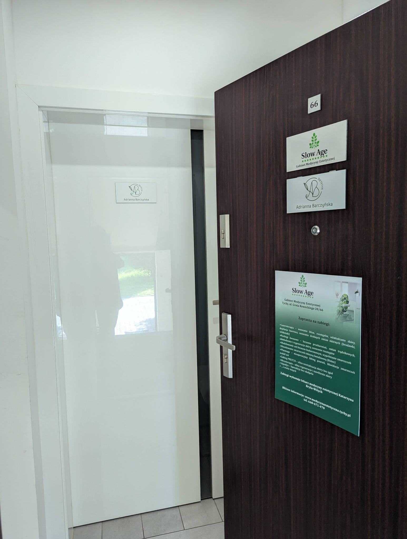 Wejście do gabinetu: tabliczki z nazwą 'Slow Age' i imieniem dietetyka, Adriana Barczyńska, oraz oferta zabiegów medycyny estetycznej. Numer 66 na drzwiach.