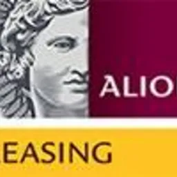 Logo Alior Leasing: pół twarzy antycznego posągu obok nazwy firmy na bordowym tle, poniżej napis 'Leasing' na żółtym pasku.