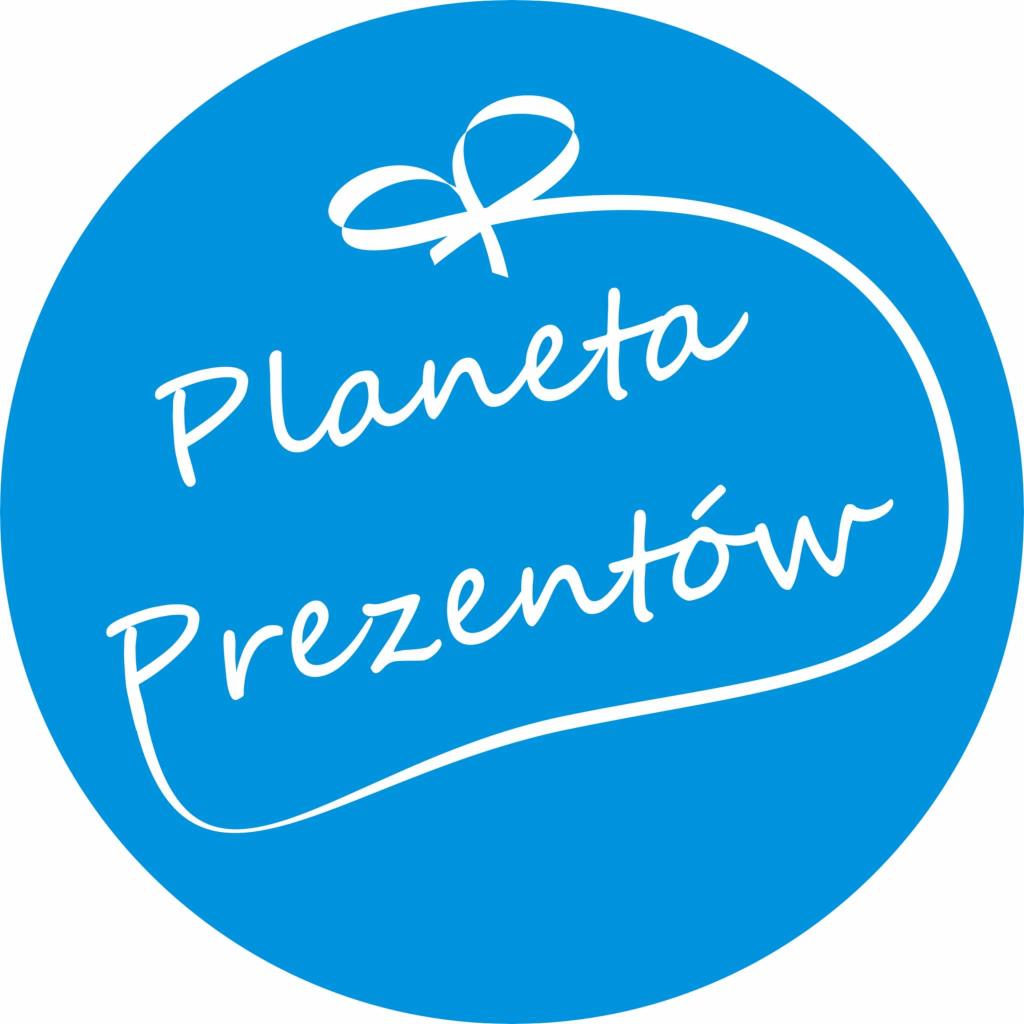 Logo firmy Planeta Prezentów na błękitnym tle, z białą, stylizowaną wstążką i napisem wykonanym białą kursywą.