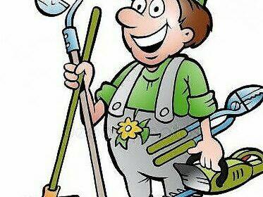 Karykatura uśmiechniętego ogrodnika w zielonej koszuli i szarych ogrodniczkach, trzymającego grabie, sekator i małą kosiarkę, z żółtym kwiatem na ogrodniczkach.