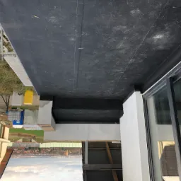 Nowe krycie dachu papą termozgrzewalną na płaskim dachu w Sułkowicach, widok z góry na gotową powierzchnię z detalami łączeń.