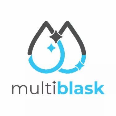 Logo firmy Multiblask przedstawiające dwie uproszczone krople wody, jedna szara, druga błękitna, z elementami przypominającymi gwiazdy wewnątrz kropli.