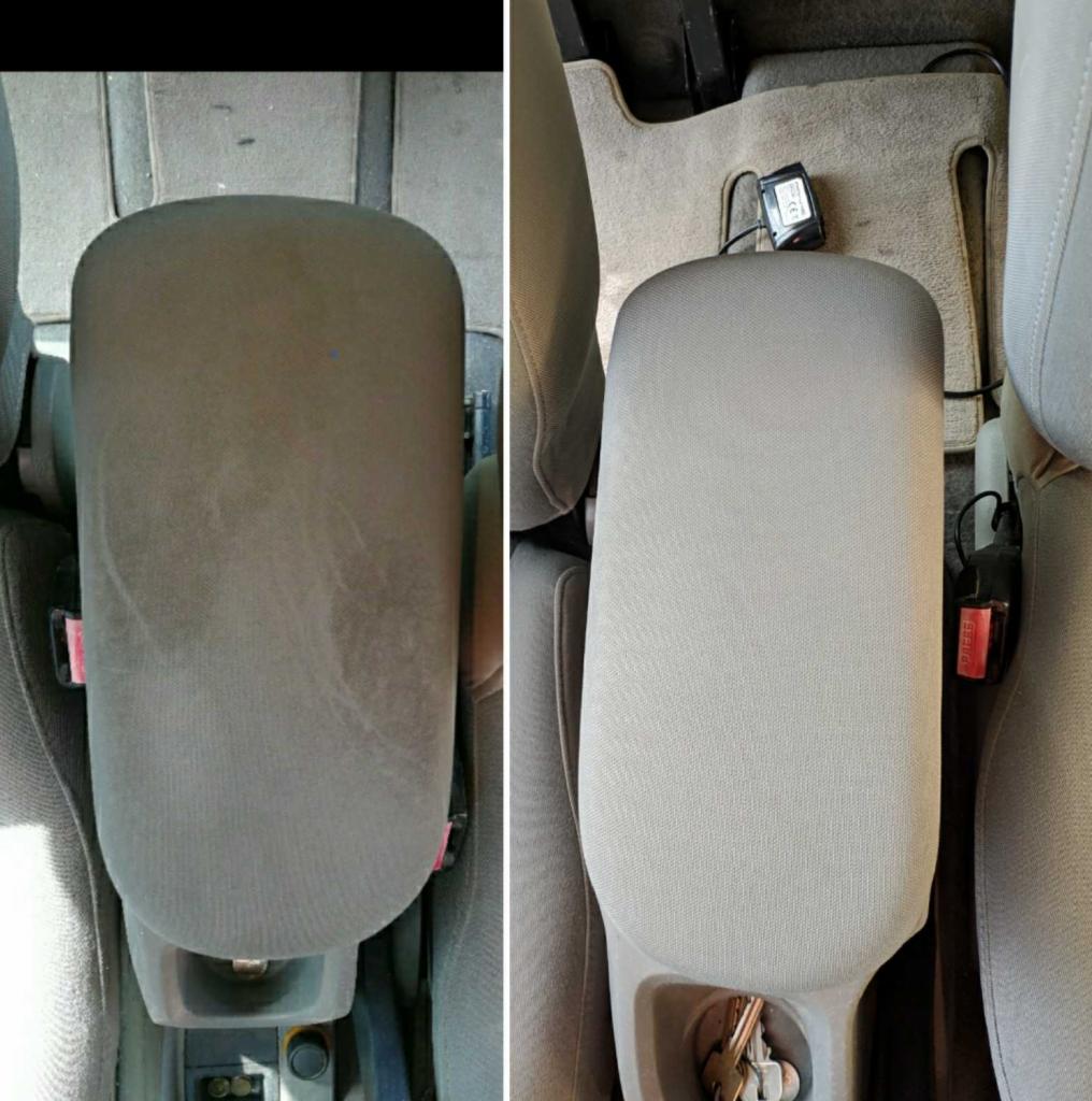 Porównanie podłokietnika samochodowego przed i po czyszczeniu, widoczne wyraźne różnice w odbarwieniach i zabrudzeniach.