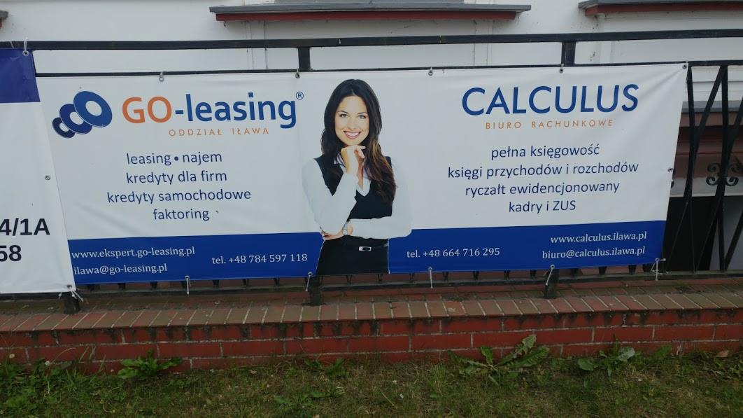 Baner reklamowy biura rachunkowego i firmy leasingowej z Iławy, umieszczony na tle ceglanego murku, z widocznymi danymi kontaktowymi i zakresem usług.