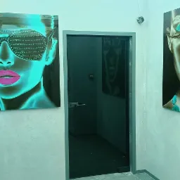 Szklane obrazy z motywem kobiecych twarzy w neonowych barwach, wiszące na ścianie w korytarzu. Widoczne drzwi i elementy systemu zabezpieczeń.