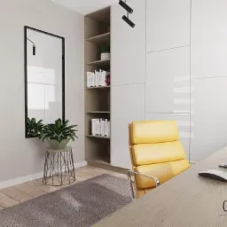 Nowoczesne biuro domowe z minimalistycznym biurkiem, żółtym fotelem, lustrem w czarnej ramie, rośliną doniczkową na metalowym stoliku, regałem z książkami oraz panelem ściennym z pionowych listewek.