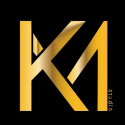 Złote logo 'KM studio' na czarnym tle, litery K i M połączone w unikalny, nowoczesny design.